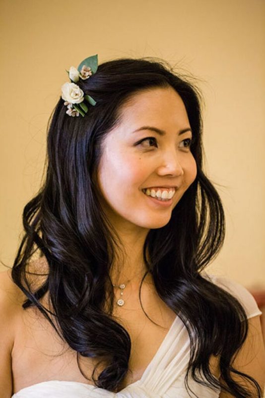 30 stunning ways to wear wedding hair flowers a simple touch min 683x1024 1 534x800 1