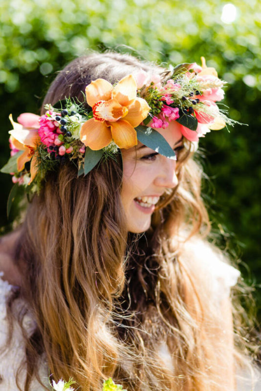 30 stunning ways to wear wedding hair flowers bright big and bold min 683x1024 1 534x800 1