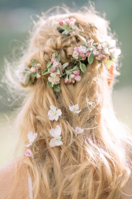 30 stunning ways to wear wedding hair flowers cascade of flowers min 683x1024 1 534x800 1