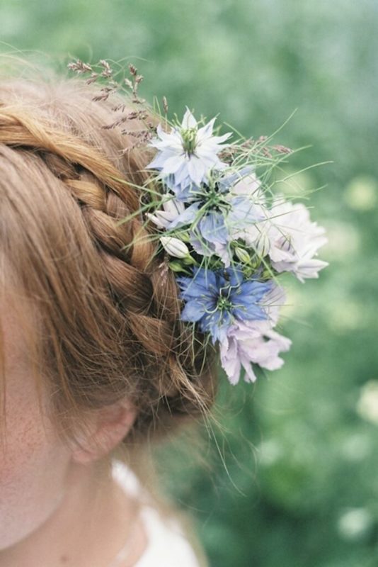 30 stunning ways to wear wedding hair flowers country garden natural min 683x1024 1 534x800 1