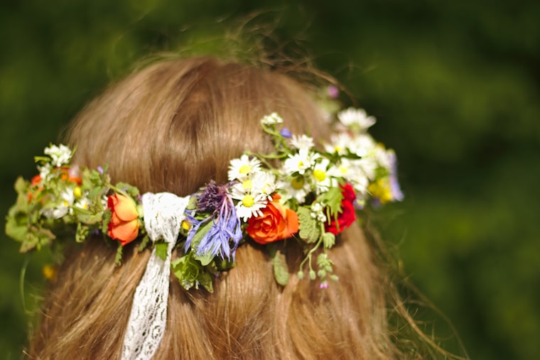 30 stunning ways to wear wedding hair flowers daisy chain nostalgia min