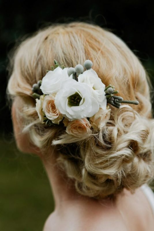 30 stunning ways to wear wedding hair flowers delicate floral hair comb min 683x1024 1 534x800 1