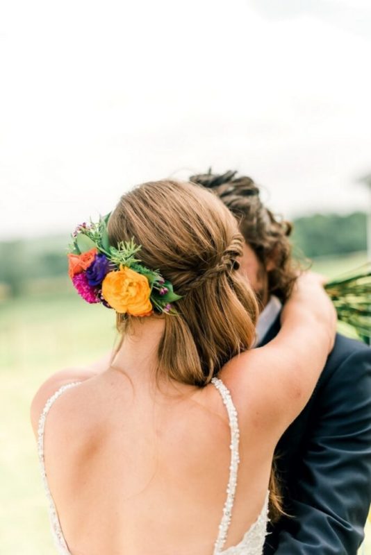 30 stunning ways to wear wedding hair flowers pop of colour min 683x1024 1 534x800 1