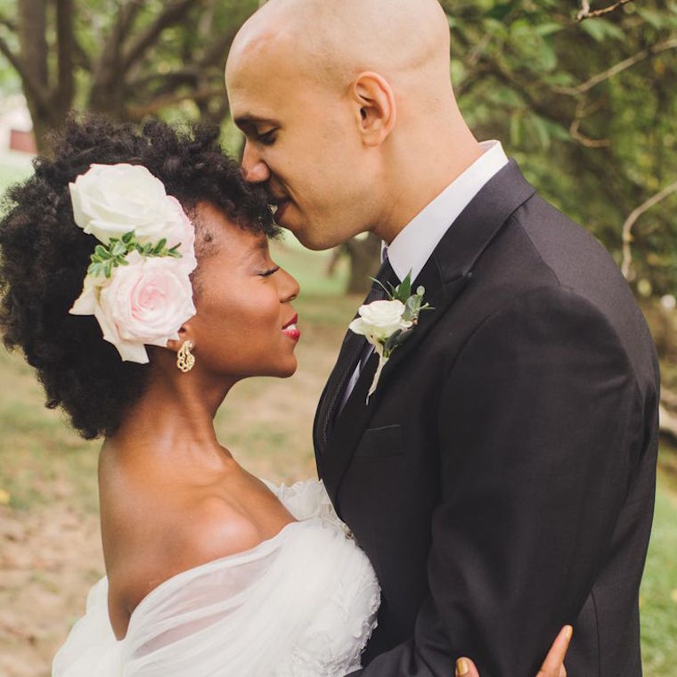 30 stunning ways to wear wedding hair flowers romantic roses min