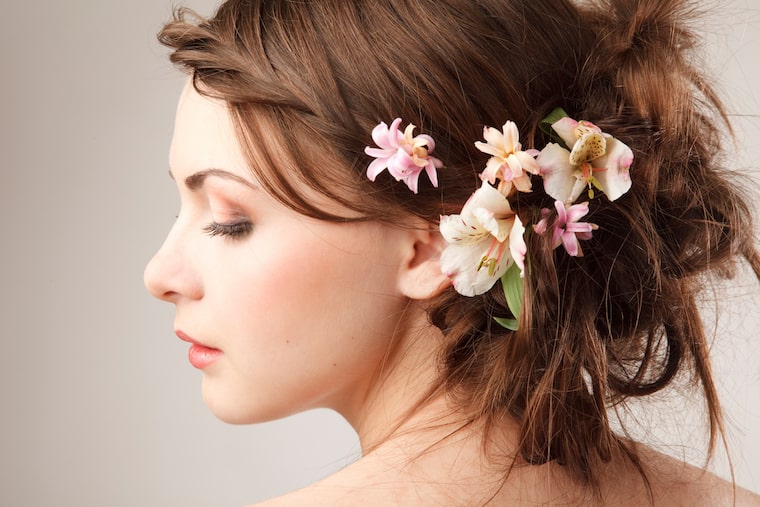 30 stunning ways to wear wedding hair flowers side on florals min