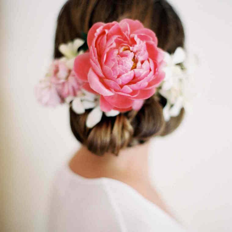 30 stunning ways to wear wedding hair flowers striking solo bloom min
