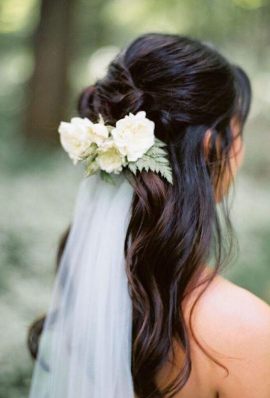 30 stunning ways to wear wedding hair flowers sweet white min 694x1024 1 542x800 1