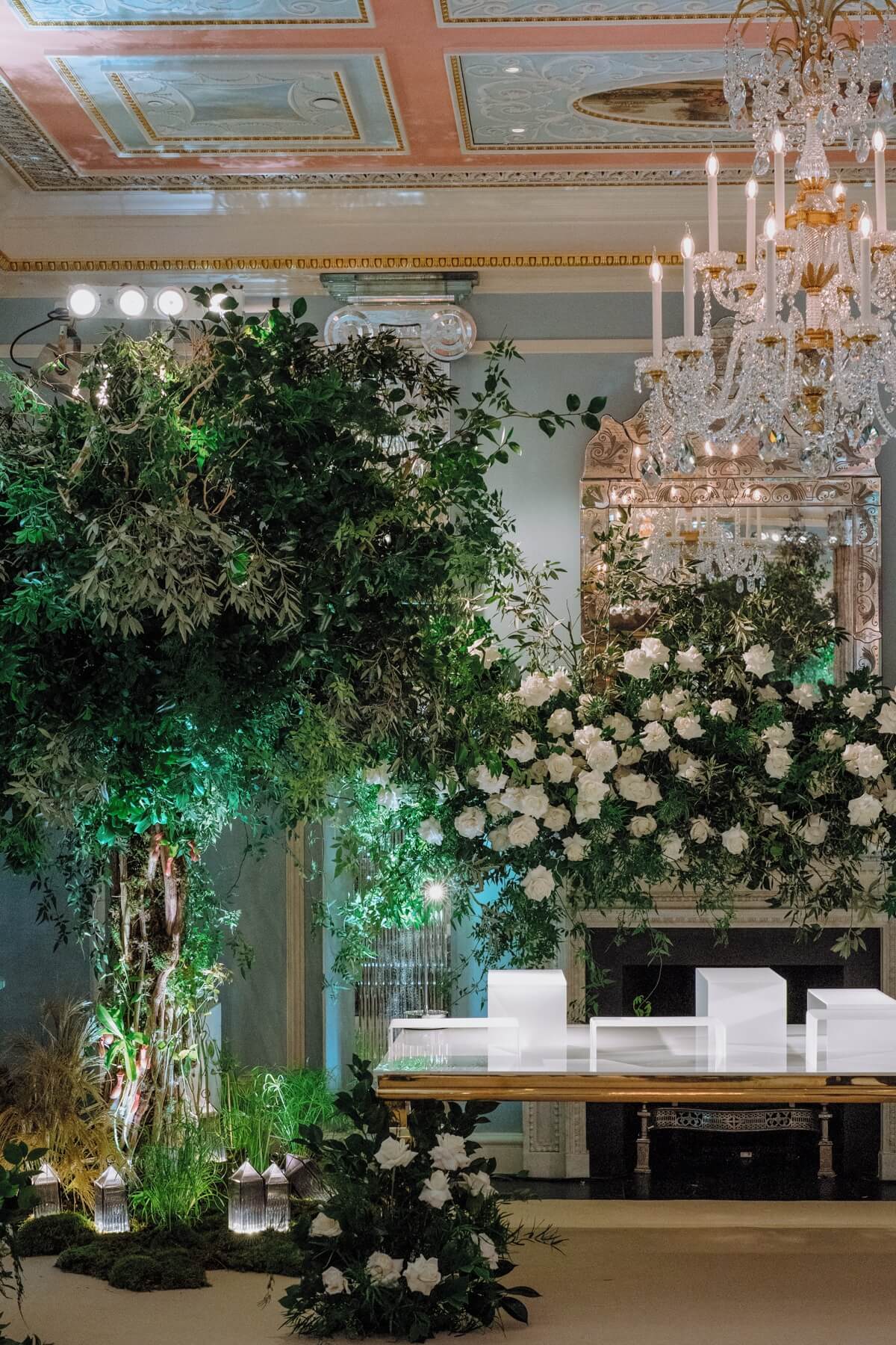 Natural backdrops wedding flower trend 2023