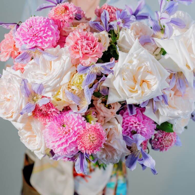 Bouquet of roses with carnations and dahlia