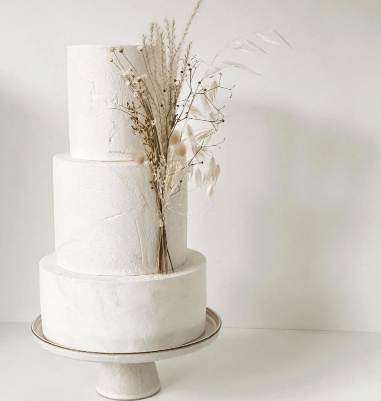 Minimalistic florals on wedding cakes